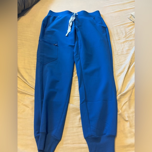 Figs top and jogger pants. Both size small - Picture 2 of 3